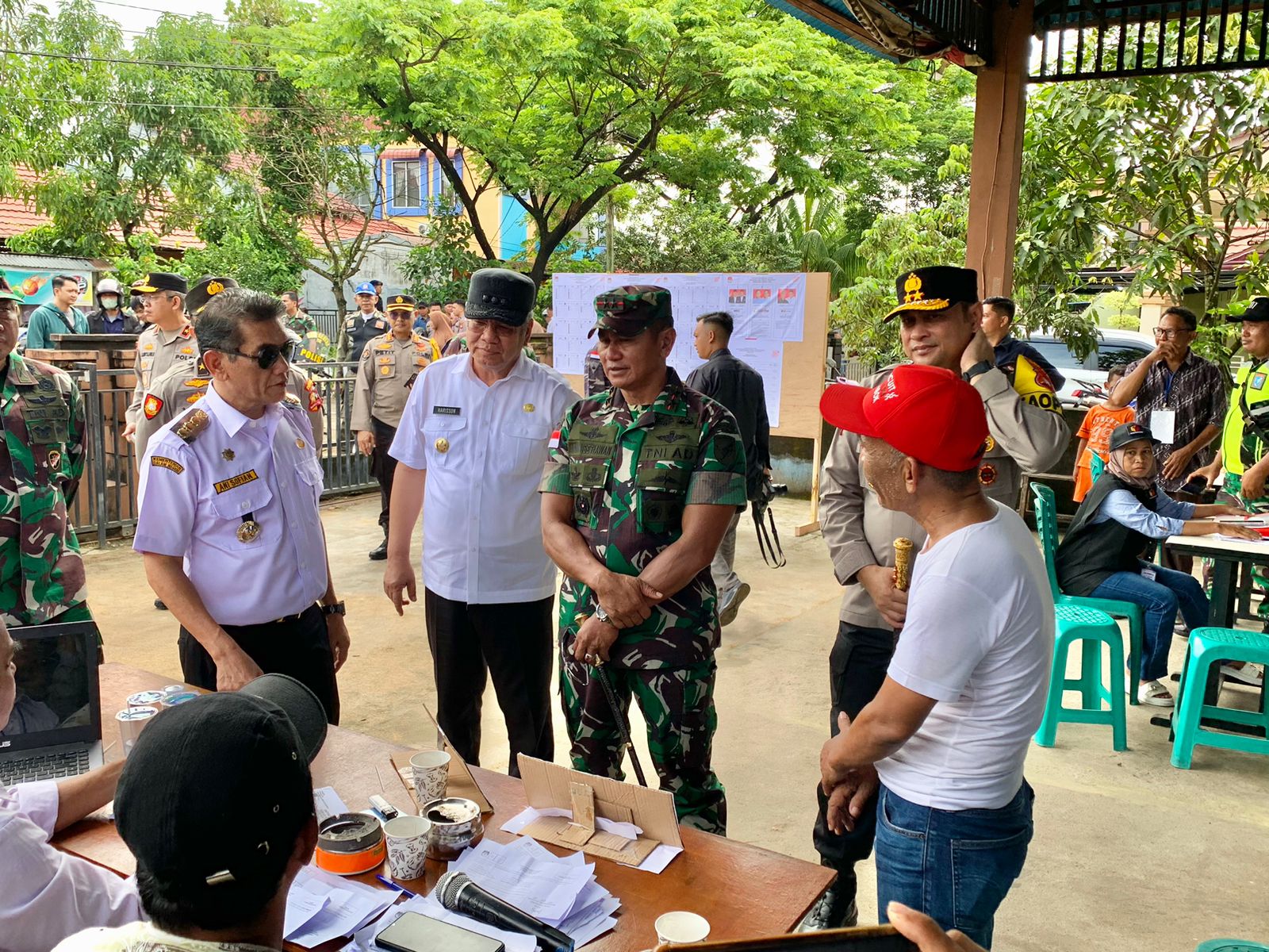 Pj Gubernur Kalbar, Kapolda Kalbar, Pangdam XII Tanjungpura, dan Pj Wali Kota Pontianak berbincang bersama petugas TPS 055. (Foto: Indri)
