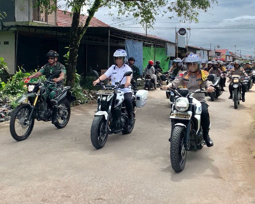 Pj Gubernur Kalbar, Kapolda Kalbar, Pangdam XII Tanjungpura menuju TPS dengan menggunakan sepeda motor. (Foto: Indri)
