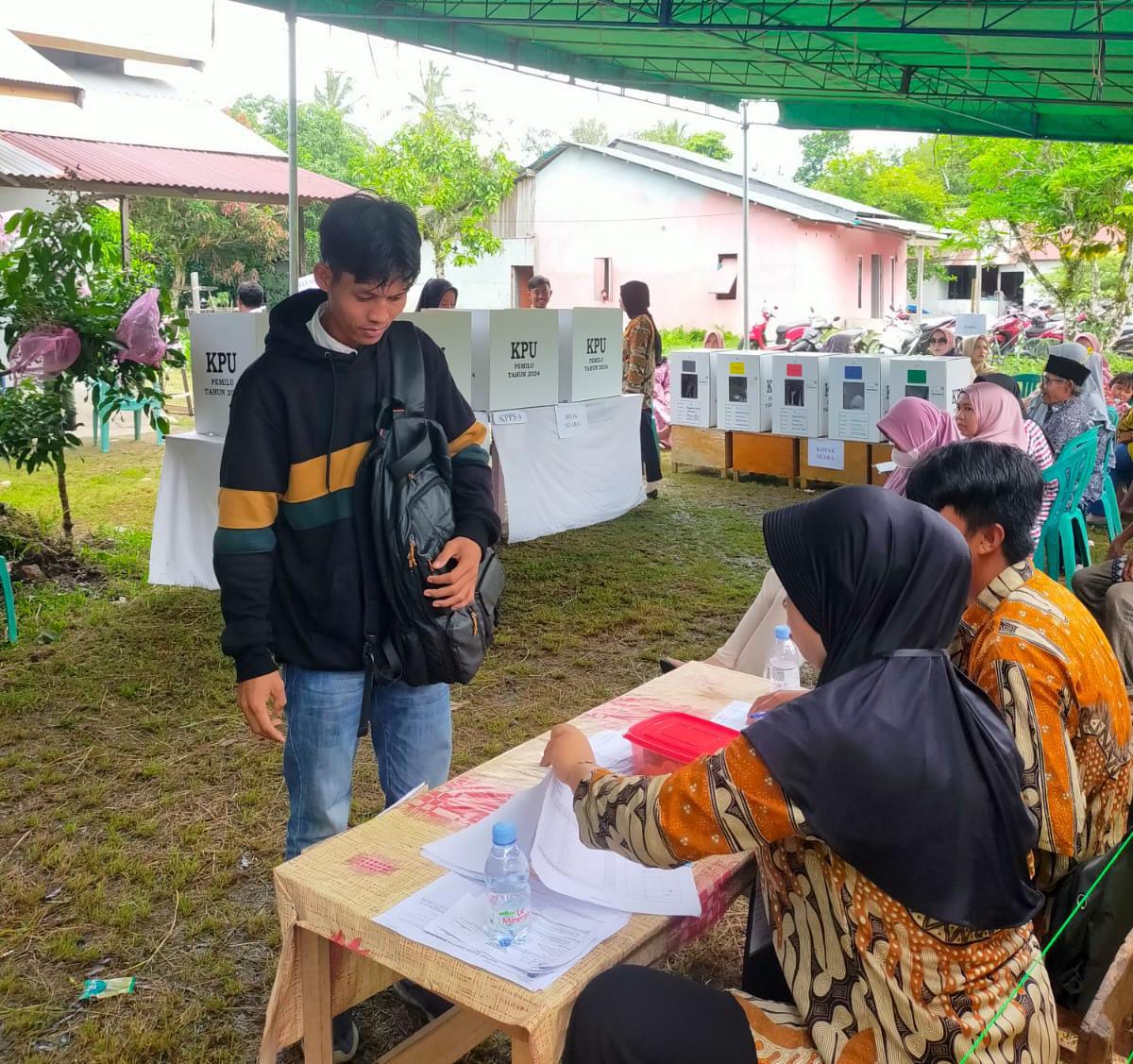 Proses pemungutan suara pada pemilu tahun 2024 di Kecamatan Sukadana, Kabupaten Kayong Utara, Rabu (14/2/2024). (Foto: Istimewa)