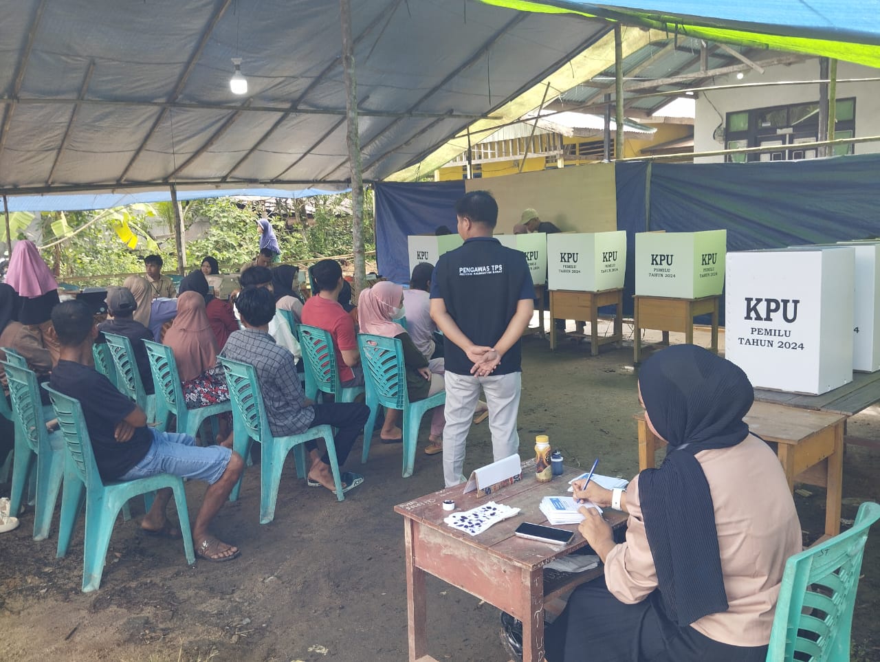 Proses pemungutan suara pada pemilu tahun 2024 di Kecamatan Sukadana, Kabupaten Kayong Utara, Rabu (14/2/2024). (Foto: Istimewa)