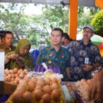 Pj Wali Kota Pontianak, Ani Sofian meninjau stok bahan pokok di Pasar Kemuning dan sejumlah Swalayan Modern. (Foto: Kominfo/Prokopim Pontianak)