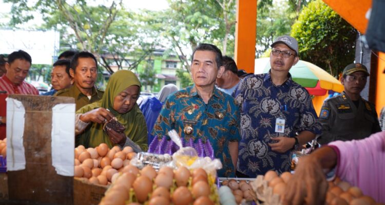 Pj Wali Kota Pontianak, Ani Sofian meninjau stok bahan pokok di Pasar Kemuning dan sejumlah Swalayan Modern. (Foto: Kominfo/Prokopim Pontianak)