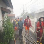 Penjabat (Pj) Wali Kota Pontianak, Ani Sofian mendatangi lokasi kebakaran di Gang Meranti 3. (Foto: Kominfo/Prokopim Pontianak)