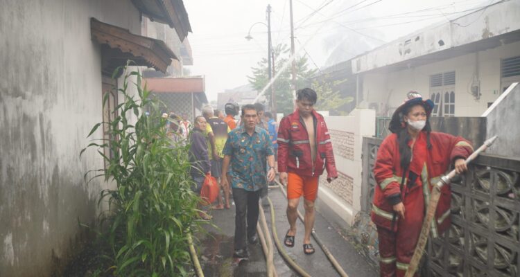 Penjabat (Pj) Wali Kota Pontianak, Ani Sofian mendatangi lokasi kebakaran di Gang Meranti 3. (Foto: Kominfo/Prokopim Pontianak)