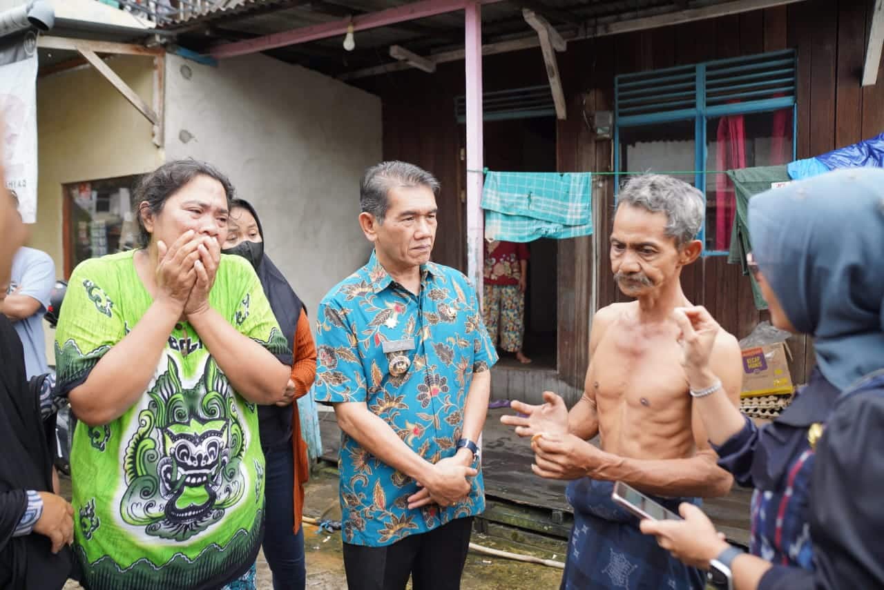 Penjabat (Pj) Wali Kota Pontianak, Ani Sofian berbincang dengan korban kebakaran di Gang Meranti 3. (Foto: Kominfo/Prokopim Pontianak)