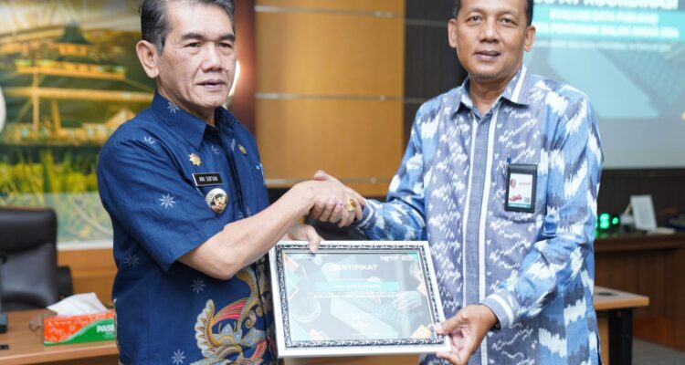Pj Wali Kota Pontianak, Ani Sofian menerima piagam penghargaan dari Badan Pusat Statistik (BPS). (Foto: Kominfo/Prokopim Pontianak)