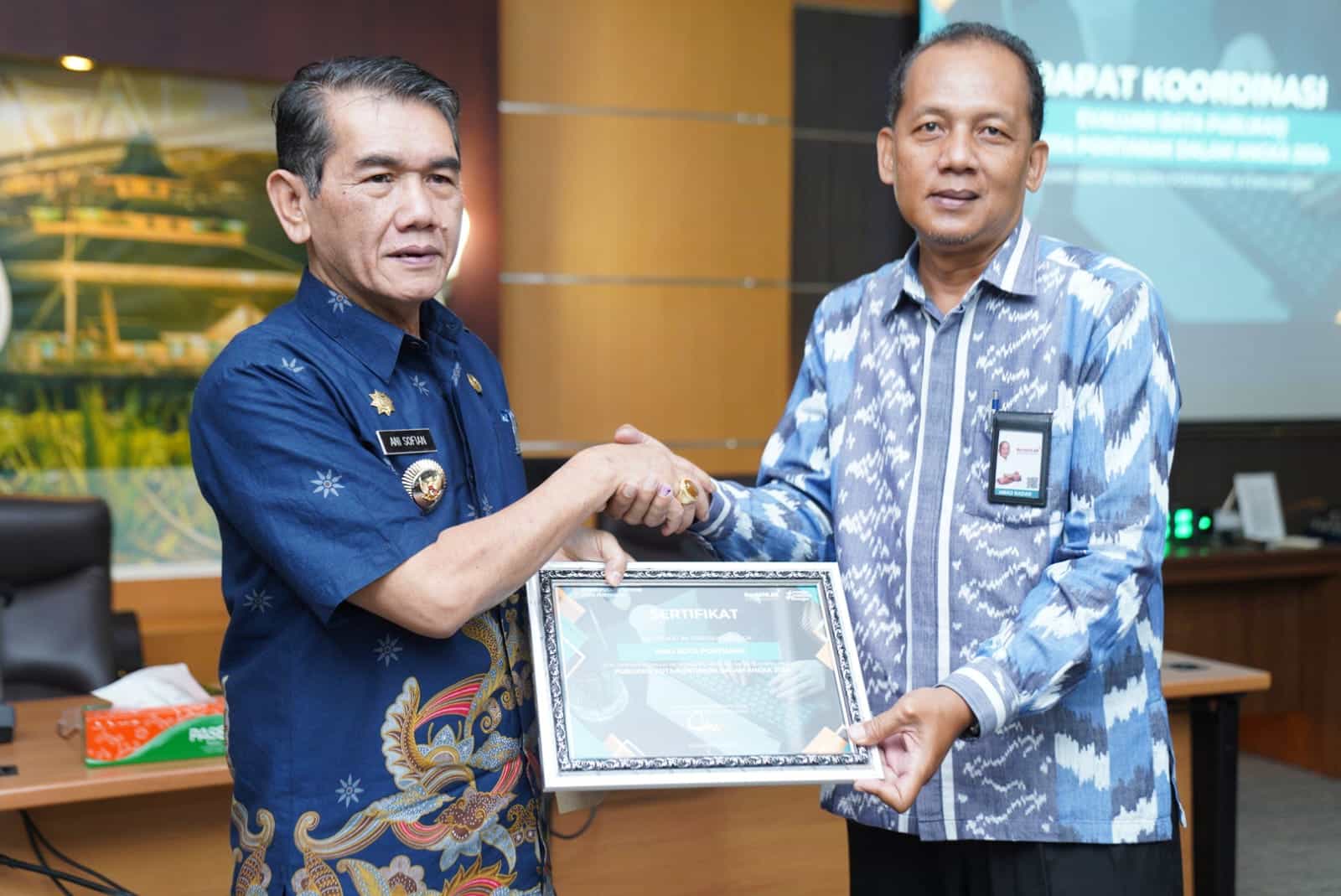 Pj Wali Kota Pontianak, Ani Sofian menerima piagam penghargaan dari Badan Pusat Statistik (BPS). (Foto: Kominfo/Prokopim Pontianak)