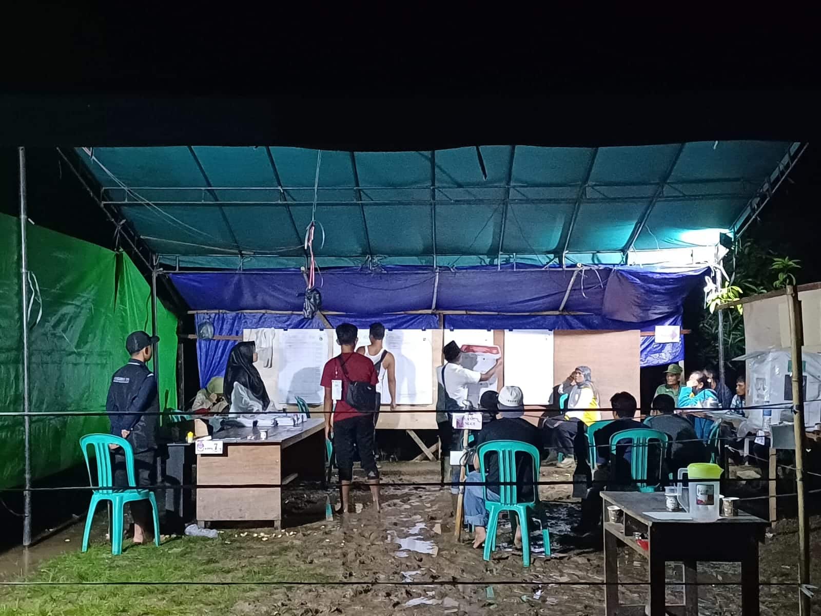 Pengawas TPS saat melakukan pengawasan pada proses pemungutan dan penghitungan suara, di Kecamatan Simpang Hilir, Kamis, (15/02/2024). (Foto: Istimewa)