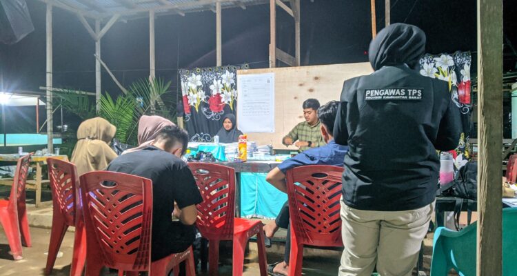 Pengawas TPS saat melakukan pengawasan pada proses pemungutan dan penghitungan suara, di Kecamatan Simpang Hilir, Kamis, (15/02/2024). (Foto: Istimewa)