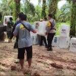TNI-Polri Lewati Medan Berat, Kawal Pergeseran Kotak Suara di Belitang Hilir 15