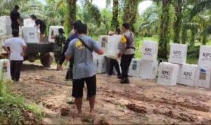 TNI-Polri Lewati Medan Berat, Kawal Pergeseran Kotak Suara di Belitang Hilir 5