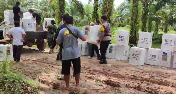 TNI-Polri Lewati Medan Berat, Kawal Pergeseran Kotak Suara di Belitang Hilir 1