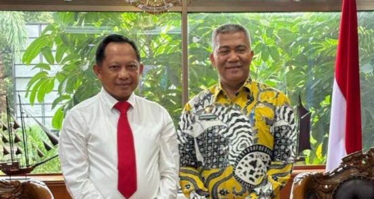 Syarif Kamaruzaman (kanan) bersama Mendagri, Muhammad Tito Karnavian. (Foto: Istimewa)