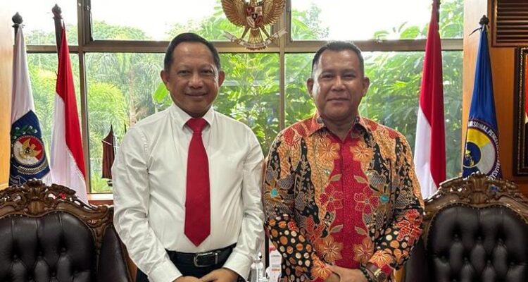 Suherman (kanan) bersama Mendagri, Muhammad Tito Karnavian. (Foto: Istimewa)