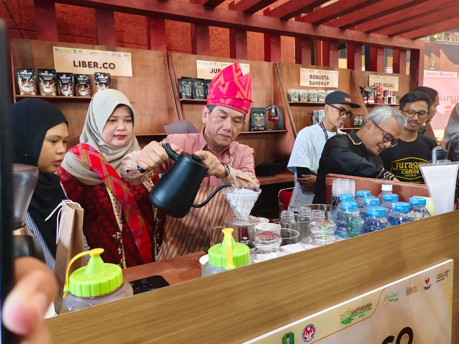 Pj Wali Kota Pontianak, Ani Sofian meracik kopi (manual brew) di salah satu stand kopi yang ada di Saprahan Khatulistiwa Expo 2024. (Foto: Prokopim Pontianak)