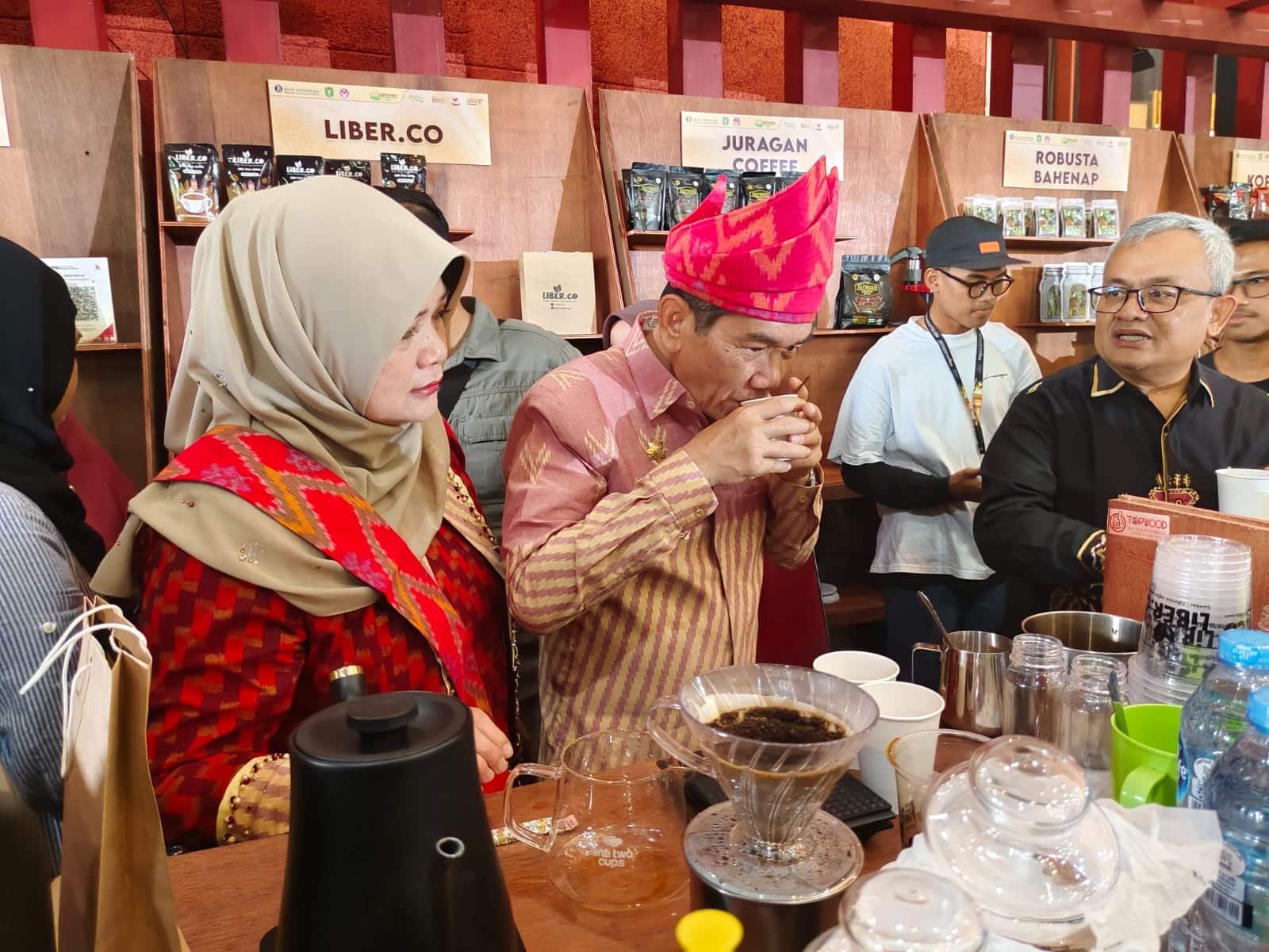Pj Wali Kota Pontianak Ani Sofian menyeruput kopi hasil racikannya. (Foto: Prokopim Pontianak)