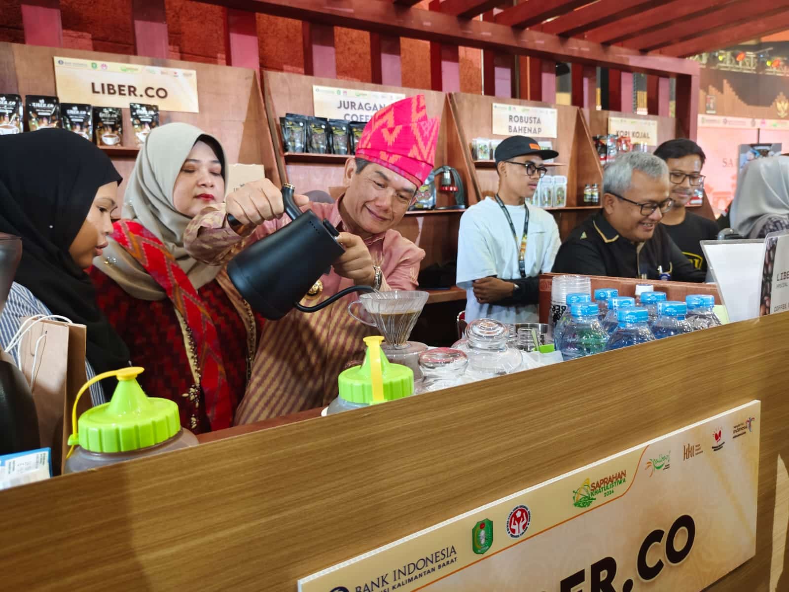 Pj Wali Kota Pontianak, Ani Sofian meracik kopi (manual brew) di salah satu stand kopi yang ada di Saprahan Khatulistiwa Expo 2024. (Foto: Prokopim Pontianak)
