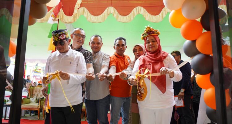 Pj Wali Kota Pontianak, Ani Sofian meresmikan Toko Bakery Papa Cookies di Jalan Alianyang. (Foto: Prokopim Pontianak)