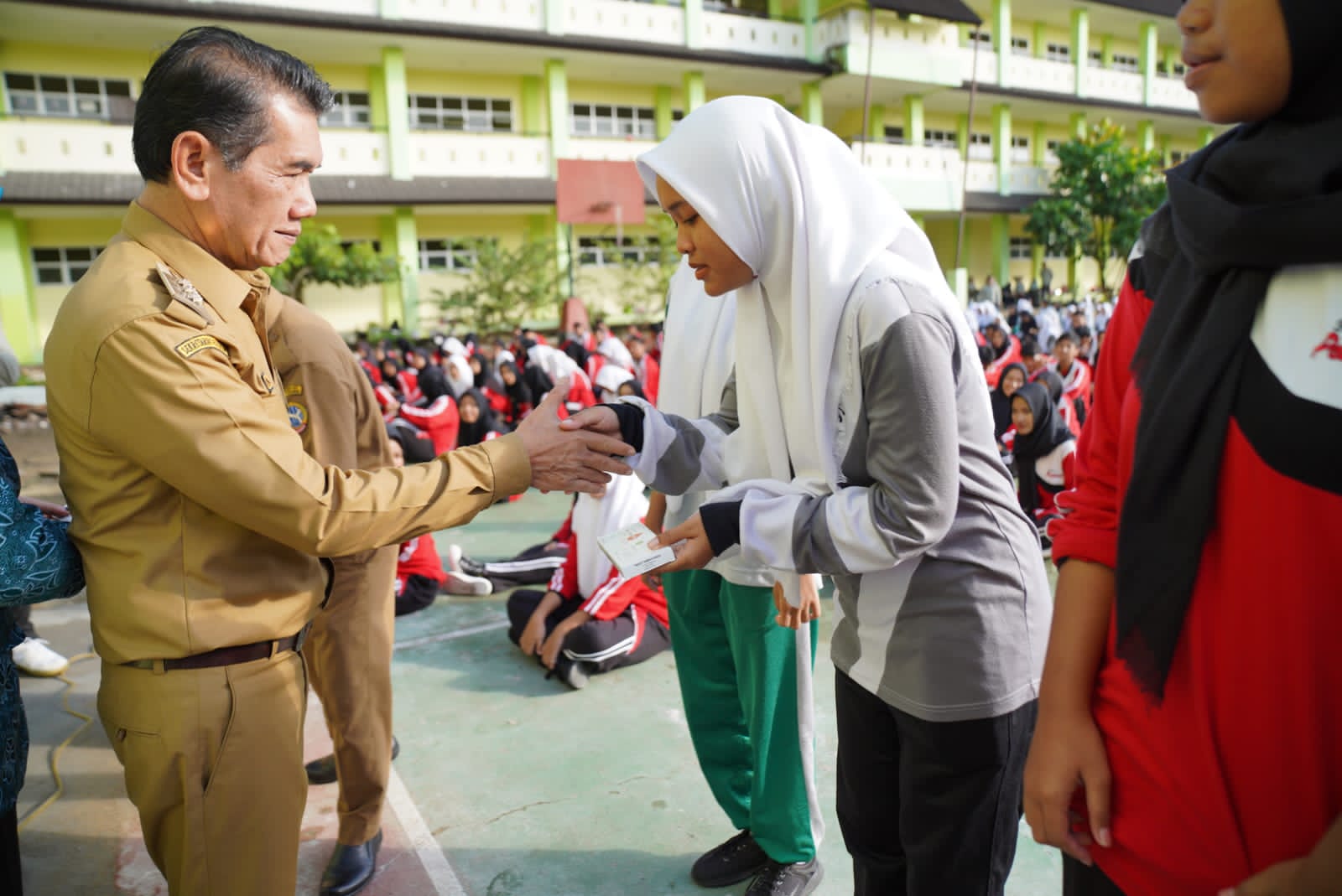Pj Wali Kota Pontianak, Ani Sofian menyerahkan secara simbolis tablet tambah darah kepada siswi SMAN 4 Pontianak. (Foto: Kominfo/Prokopim)