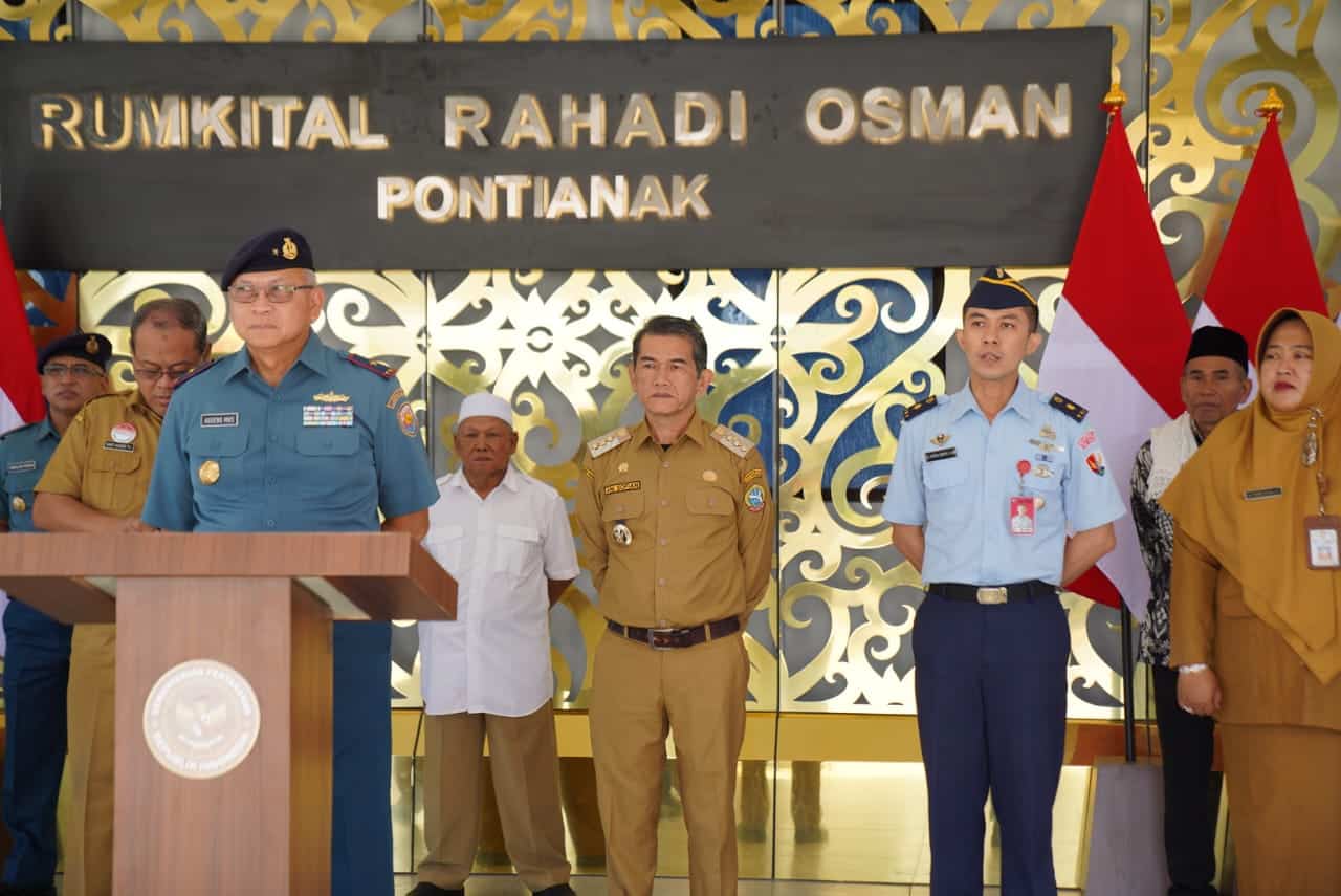Komandan Lantamal   (Danlantamal) XII, Laksamana Pertama TNI Agoeng MKS memberikan sambutan pada peresmian Rumah Sakit Angkatan Laut (Rumkital) Rahadi Osman Pontianak. (Foto: Prokopim/Kominfo Pontianak)