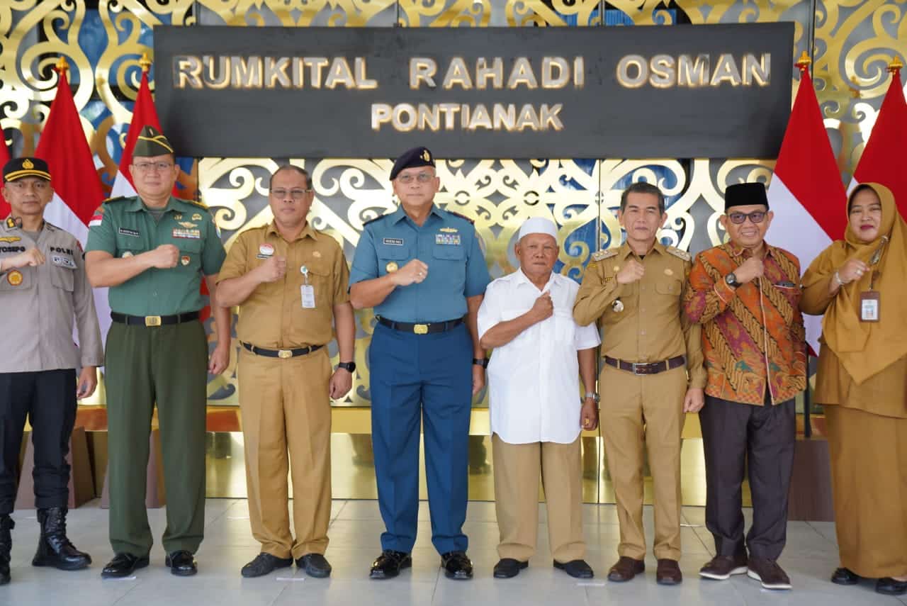 Foto bersama usai peresmian Rumkital Rahadi Osman Pontianak. (Foto: Prokopim/Kominfo Pontianak)
