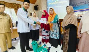Ketua Baznas Kota Pontianak, Sulaiman menyerahkan bantuan paket sembako kepada orang tua balita. (Foto: Prokopim Pontianak)