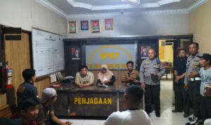 PPS beserta anggota KPPS Desa Nipah Kuning saat membuat pengaduan di Polsek Simpang Hilir, Senin (19/02/2024). (Foto: Istimewa)
