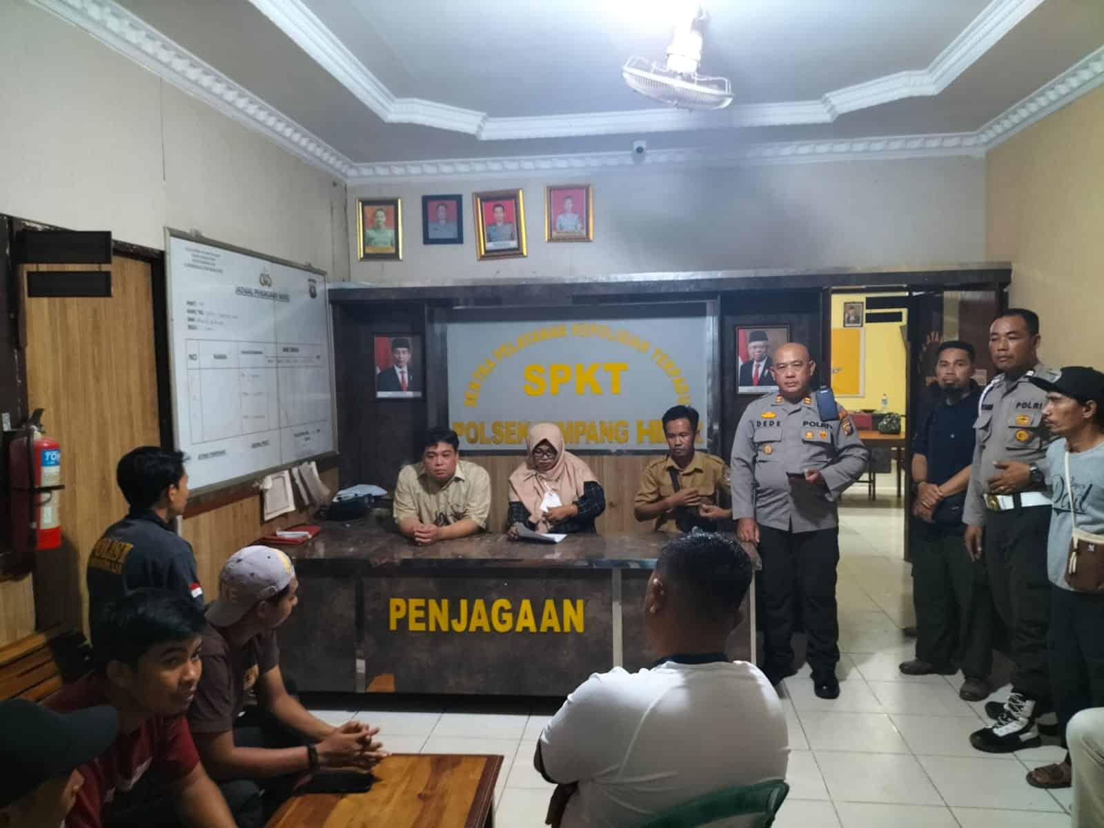 PPS beserta anggota KPPS Desa Nipah Kuning saat membuat pengaduan di Polsek Simpang Hilir, Senin (19/02/2024). (Foto: Istimewa)
