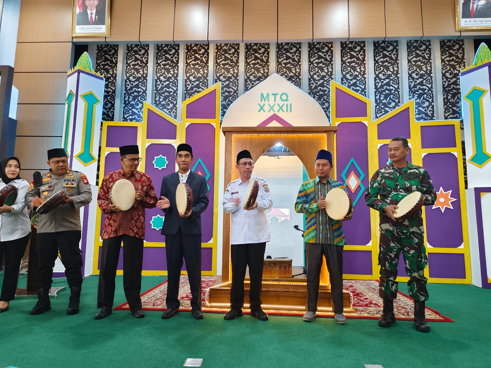 Sekretaris Daerah Kota Pontianak, Mulyadi menabuh rebana menandai dimulainya MTQ XXXII Tingkat Kecamatan Pontianak Timur. (Foto: Prokopim Pontianak)