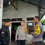 Kapolres Kapuas Hulu, AKBP Hendrawan cek keamanan logistik pemilu di PPK Putussibau Utara dan Putussibau Selatan. (Foto: Ishaq)