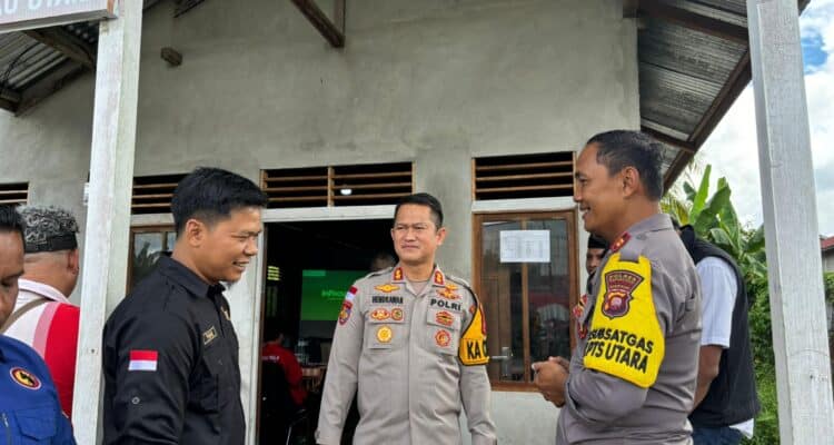Kapolres Kapuas Hulu, AKBP Hendrawan cek keamanan logistik pemilu di PPK Putussibau Utara dan Putussibau Selatan. (Foto: Ishaq)