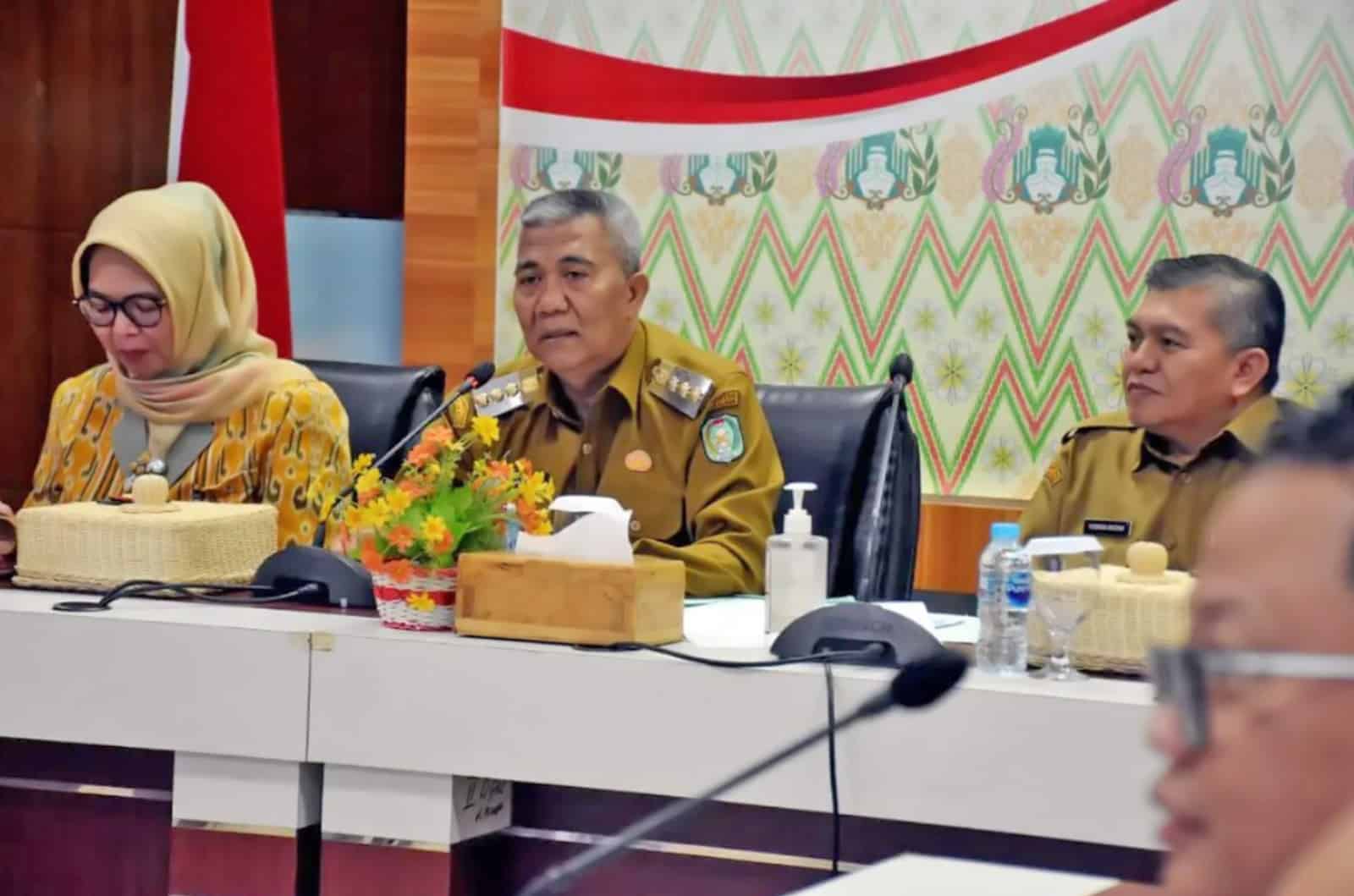 Pj Bupati Kubu Raya, Syarif Kamaruzaman memimpin rapat pengendalian inflasi bersama TPID Kabupaten Kubu Raya. (Foto: Prokopim Kubu Raya/KalbarOnline.com)