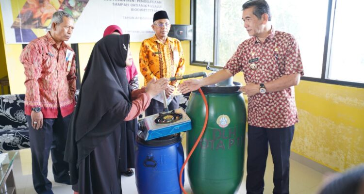 Pj Wali Kota Pontianak, Ani Sofian menyerahkan alat biodigester mini kepada pengelola pondok pesantren. (Foto: Prokopim Pontianak)
