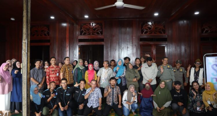 Foto bersama peserta Sipede usai acara di Rumah Budaya Gang Hj Salmah. (Foto: Kominfo Pontianak)