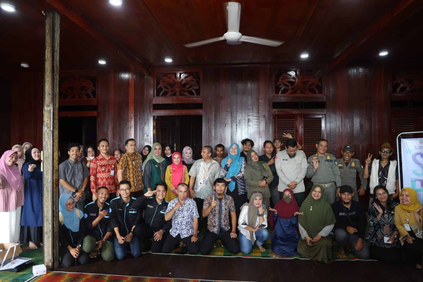 Foto bersama peserta Sipede usai acara di Rumah Budaya Gang Hj Salmah. (Foto: Kominfo Pontianak)