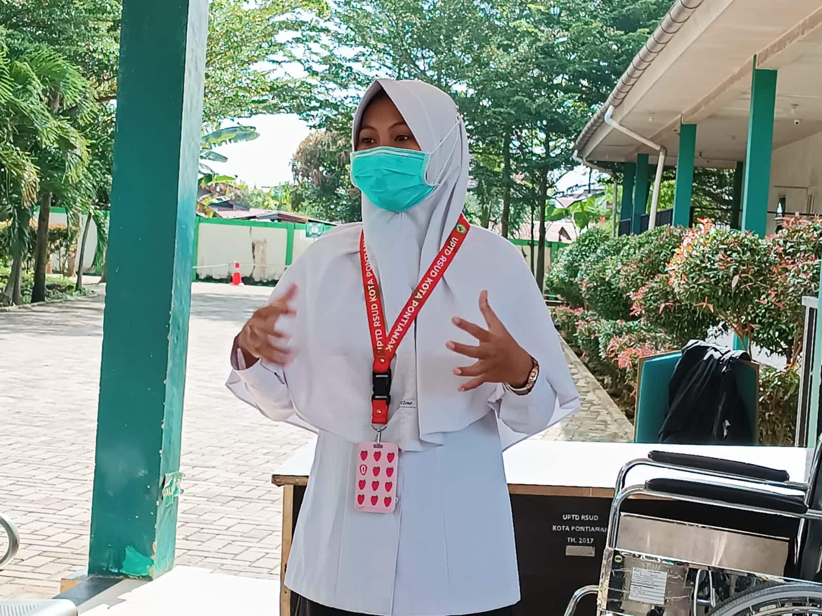 Edukasi tentang cuci tangan kepada 20 pasien dan pengunjung di UPT Rumah Sakit Umum Daerah (RSUD) Sultan Syarif Mohamad Alkadrie (SSMA) Kota Pontianak, Kamis (22/02/2024). (Foto: Humas/RSUDSSMA/2024)