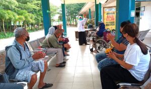 Edukasi tentang cuci tangan kepada 20 pasien dan pengunjung di UPT Rumah Sakit Umum Daerah (RSUD) Sultan Syarif Mohamad Alkadrie (SSMA) Kota Pontianak, Kamis (22/02/2024). (Foto: Humas/RSUDSSMA/2024)