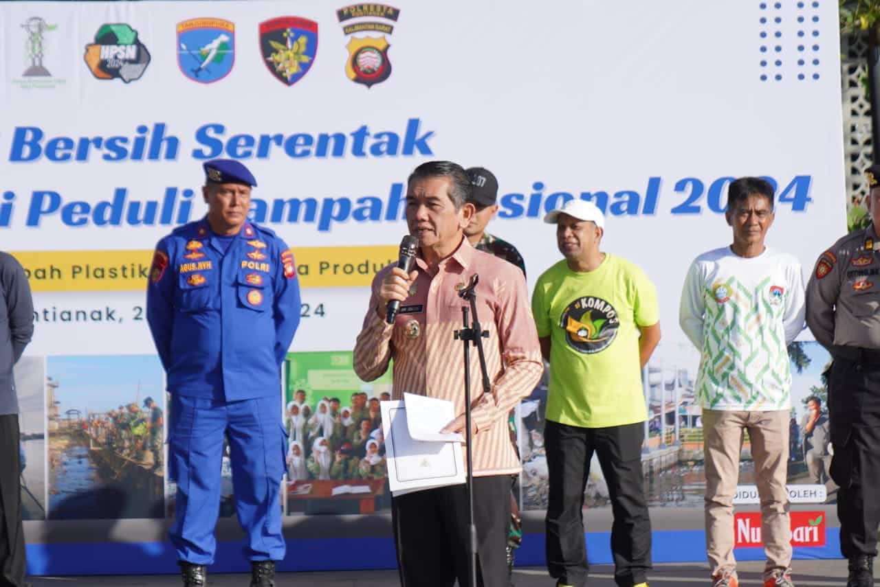 Pj Wali Kota Pontianak Ani Sofian memberikan sambutan sebelum dimulainya Aksi Bersih-bersih memperingati Hari Peduli Sampah Nasional. (Foto: Kominfo/Prokopim)