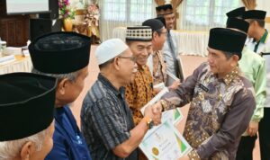 Pj Wali Kota Pontianak, Ani Sofian menyerahkan piagam penghargaan kepada 10 Besar UPZ Masjid se-Kota Pontianak. (Foto: Peokopim Pontianak)