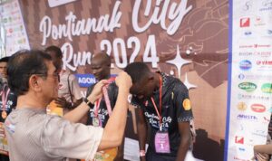 Pj Wali Kota Pontianak, Ani Sofian mengalungkan medali dan menyerahkan hadiah kepada para juara Pontianak City Run 2024. (Foto: Prokopim Pontianak)
