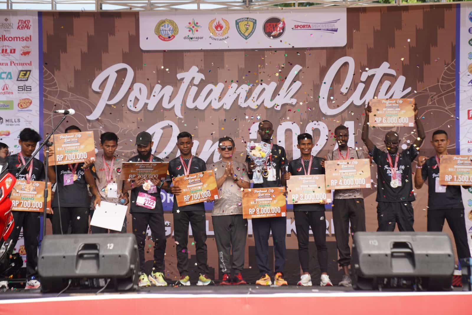 Pj Wali Kota Pontianak, Ani Sofian berfoto bersama para juara Pontianak City Run 2024. (Foto: Prokopim Pontianak)