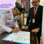 Penjabat Bupati Kubu Raya, Syarif Kamaruzaman saat menandatangani berita acara serah terima jabatan Bupati Kubu Raya. (Foto: Jau/KalbarOnline.com)