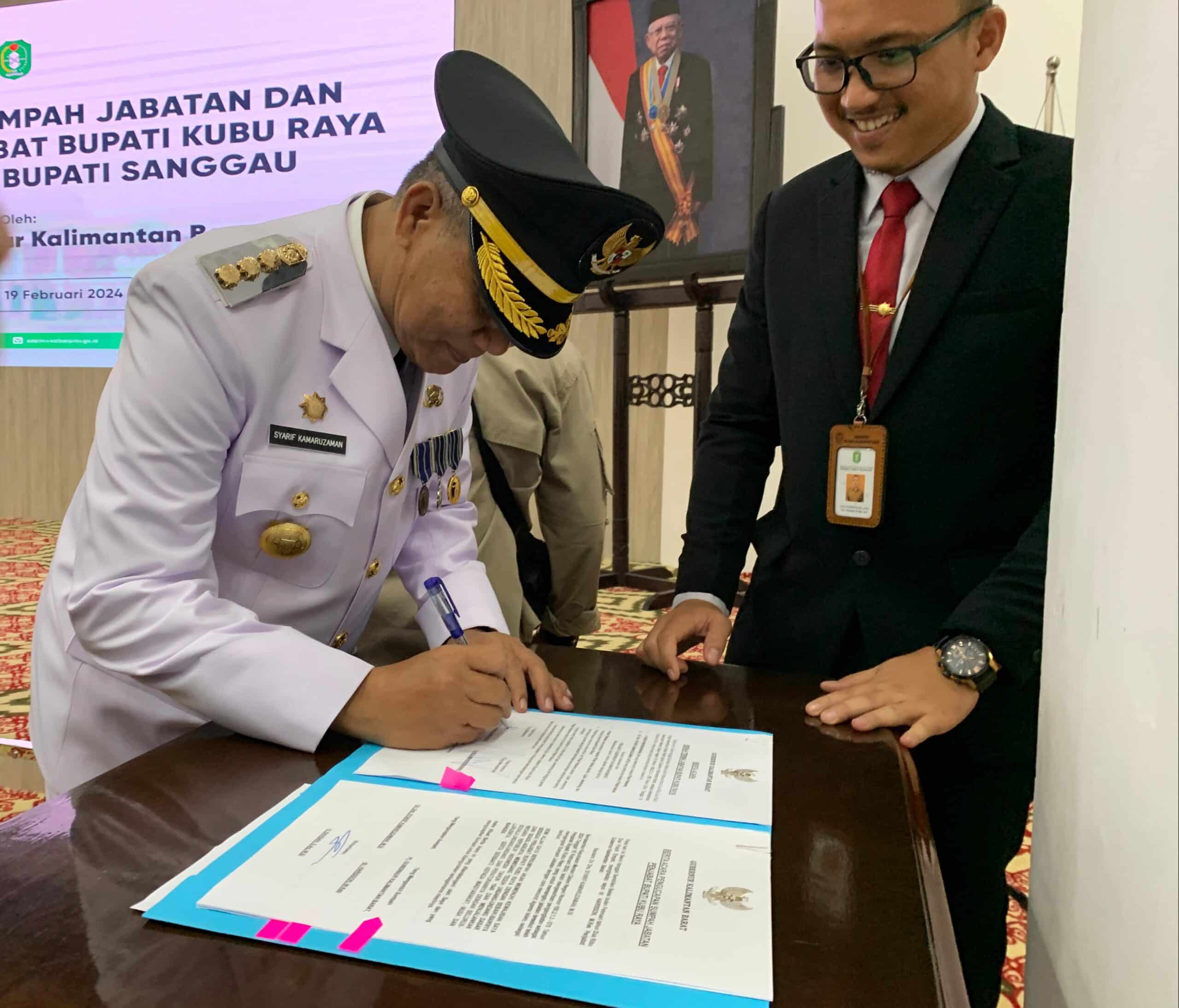 Penjabat Bupati Kubu Raya, Syarif Kamaruzaman saat menandatangani berita acara serah terima jabatan Bupati Kubu Raya. (Foto: Jau/KalbarOnline.com)