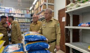 Pj Gubernur Kalbar Harisson memantau ketersediaan stok beras ke sejumlah pasar ritel di Kota Pontianak (Foto: Indri/KalbarOnline.com)