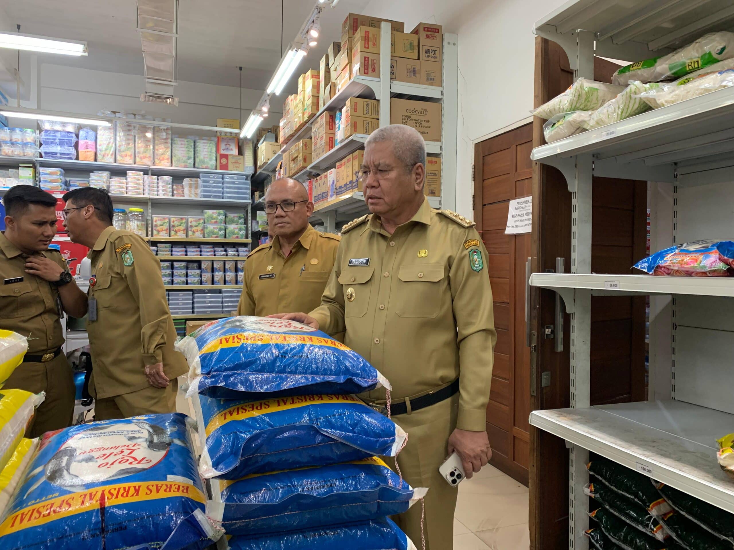 Pj Gubernur Kalbar Harisson memantau ketersediaan stok beras ke sejumlah pasar ritel di Kota Pontianak (Foto: Indri/KalbarOnline.com)
