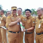 Sekda Ketapang Alexander Wilyo menyerahkan penghargaan kepada sejumlah ASN di lingkungan Pemerintah Kabupaten Ketapang yang berkinerja baik