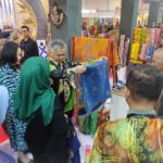 Pejabat Sarawak Beli Kain Lukisan Prada di Stand Pontianak Inacraft 23