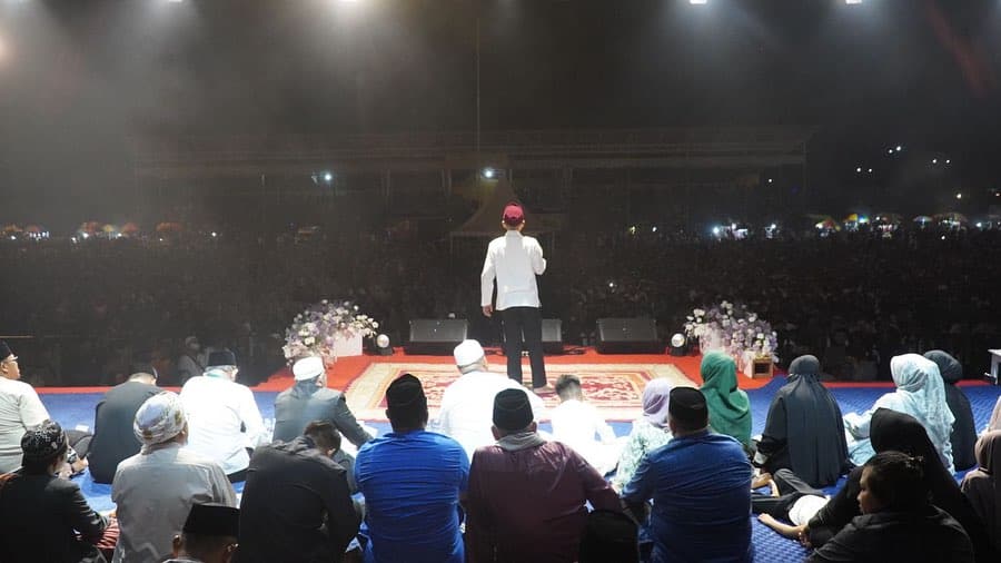 Ribuan masyarakat Kabupaten Melawi tumpah ruah menghadiri Tabligh Akbar Ustadz Abdul Somad (UAS) di Stadion Raden Temenggung Setia Pahlawan Kabupaten Melawi, Jumat (01/03/2024) malam. (Foto: Jauhari)