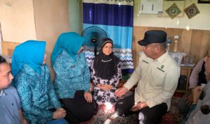 Entaskan Kemiskinan Ekstrem, Harisson dan Windy Kunjungi Rumah Syarifah Nuraini di Sanggau 5