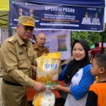 Pj Gubernur Kalbar Harisson membuka operasi pasar murah jelang Ramadhan di Pasar Seroja Kabupaten Sanggau